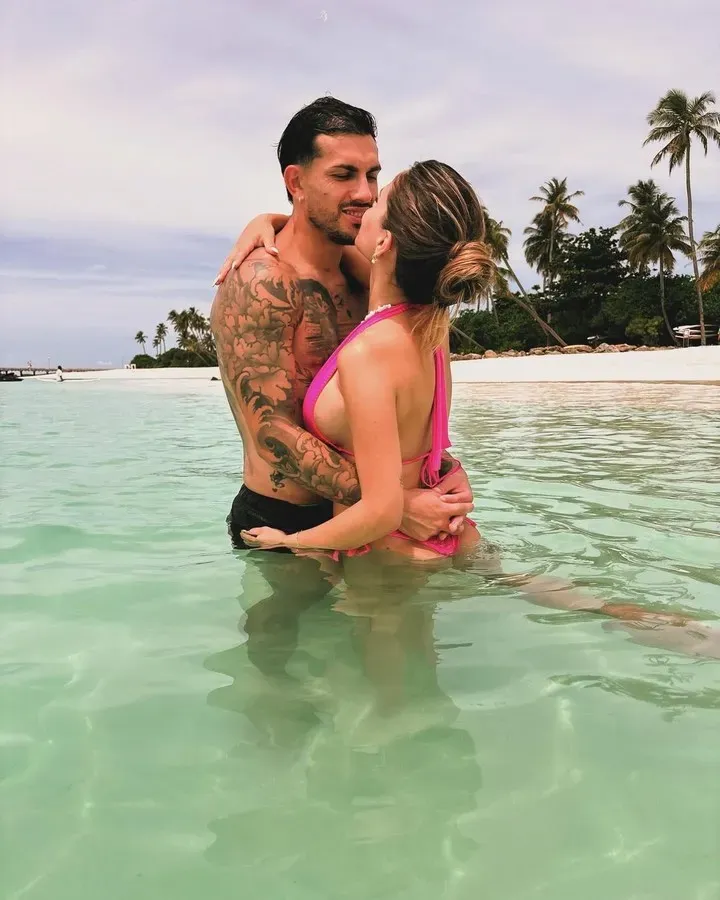 Leandro Paredes junto a su esposa, Camila Galante, de vacaciones en Las Maldivas (Instagram)