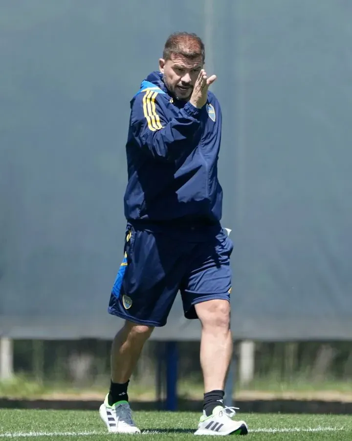 Mariano Herrón dando indicaciones en el entrenamiento previo al partido con Newell’s. (Foto: Prensa Boca).