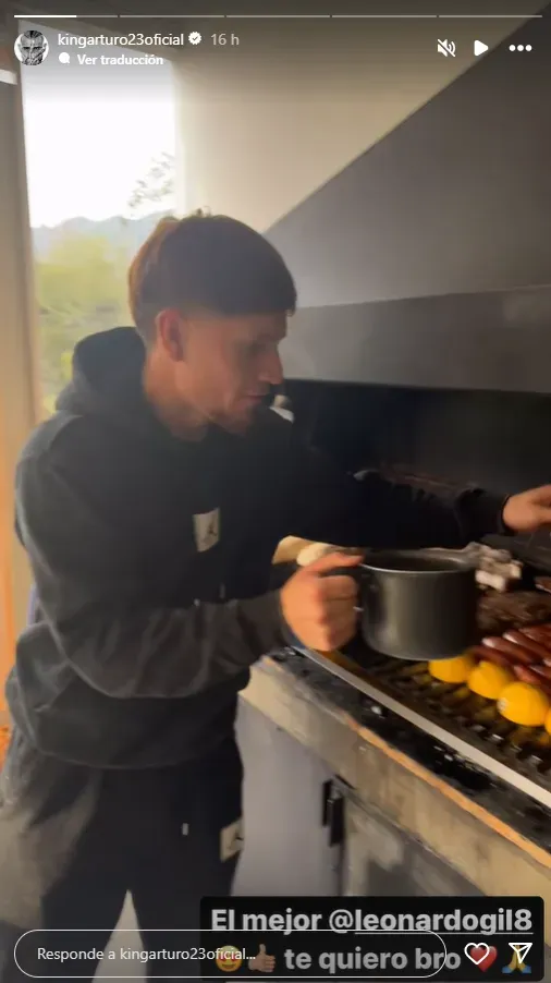 Leonardo Gil ahora le hace hasta el asado a Arturo Vidal, su nuevo gran socio en Colo Colo. Foto: Instagram.