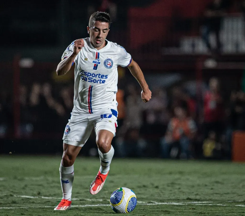 Foto: Isabela Azine/AGIF – De Pena, com a camisa do Bahia, durante confronto contra o Atlético-GO no Brasileirão 2024.