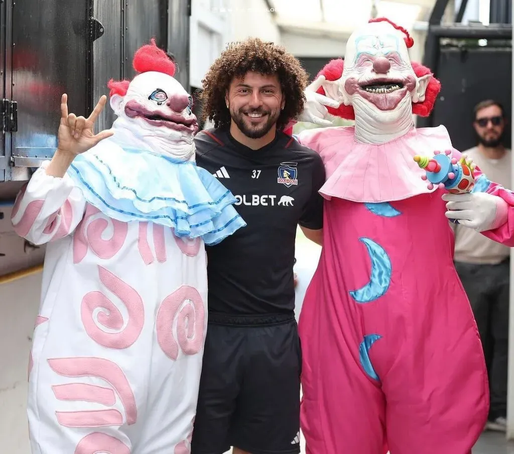 Maximiliano Falcón celebra el Halloween con Colo Colo en el estadio Monumental. Foto: Colo Colo.