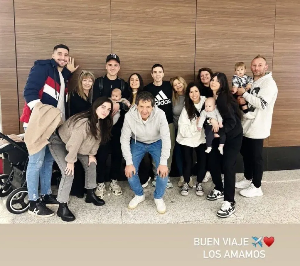 Agustín Palavecino y su familia en el aeropuerto, minutos antes de embarcar hacia México (Instagram)