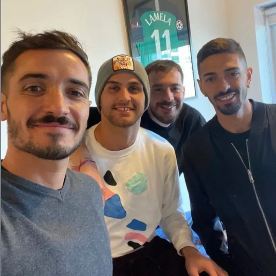 Lanzini estuvo junto a González Pirez en las últimas horas.