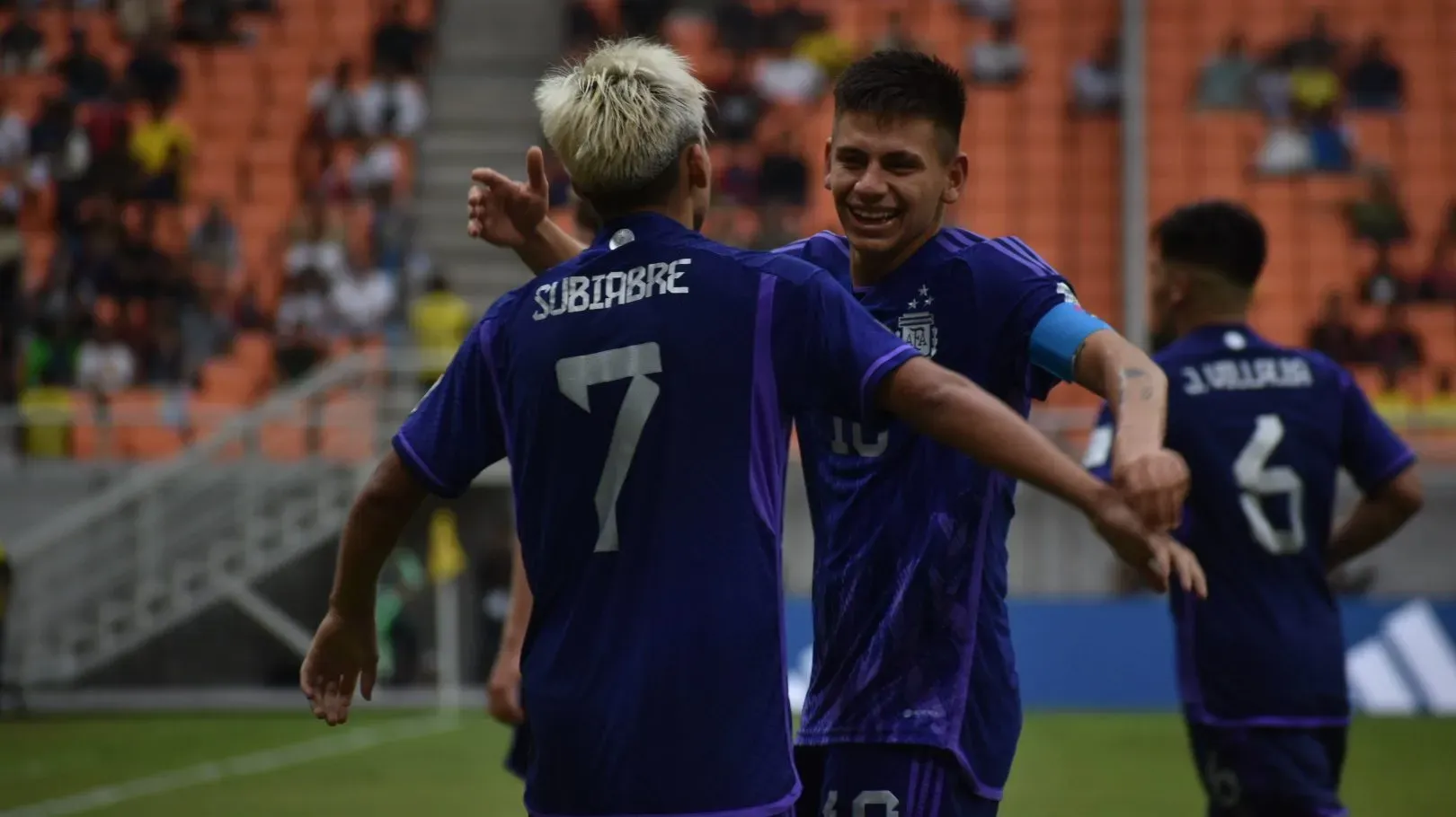 Echeverri y Subiabre celebran el tercer gol de la Selección, (@Argetina)