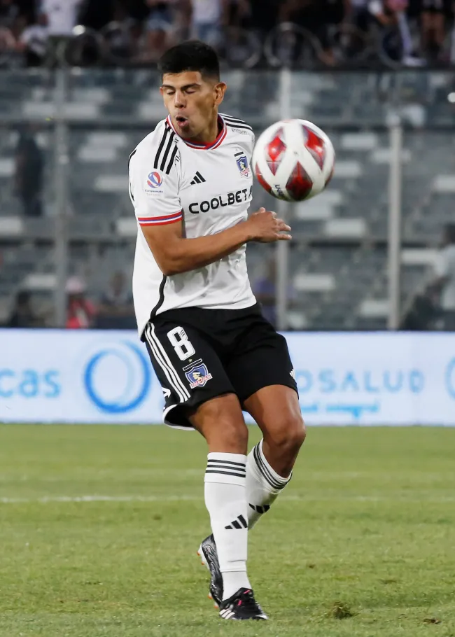 Pavez se metió solo en la pata de los caballos