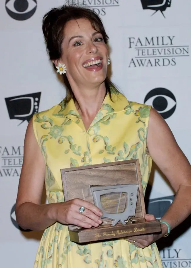 Imagen de la actriz Jane Kaczmarek, Lois de Malcolm el de en medio cuando ganó su premio a la mejor actriz durante la grabación de los Third Annual Family Awards el 2 de agosto de 2001 en Beverly Hills, California. Imagen: Getty Images.