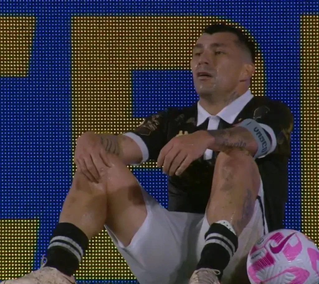 Gary Medel lo pasa mal con el Vasco