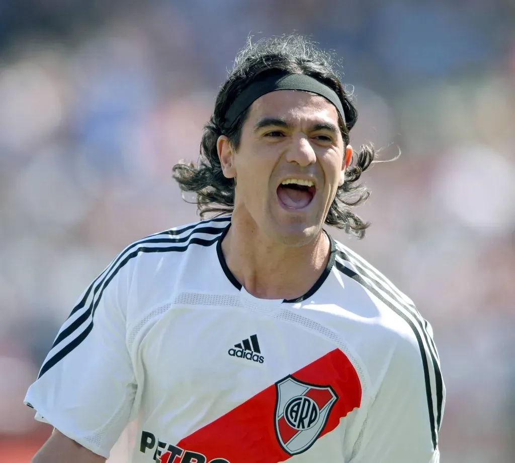 Ariel Ortega celebrando un gol en River.