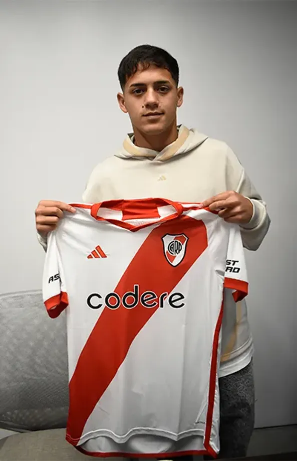 Thiago Acosta tras la firma de su primer contrato.(Foto: PRensa River)