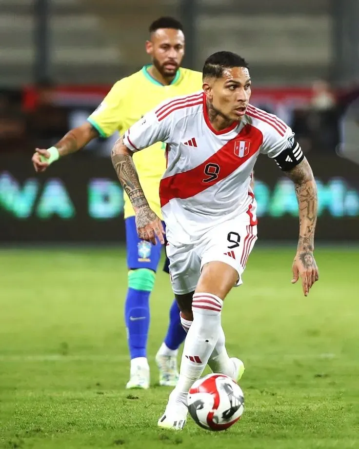 Paolo Guerrero enfrentando a Brasil. (Foto: Twitter).