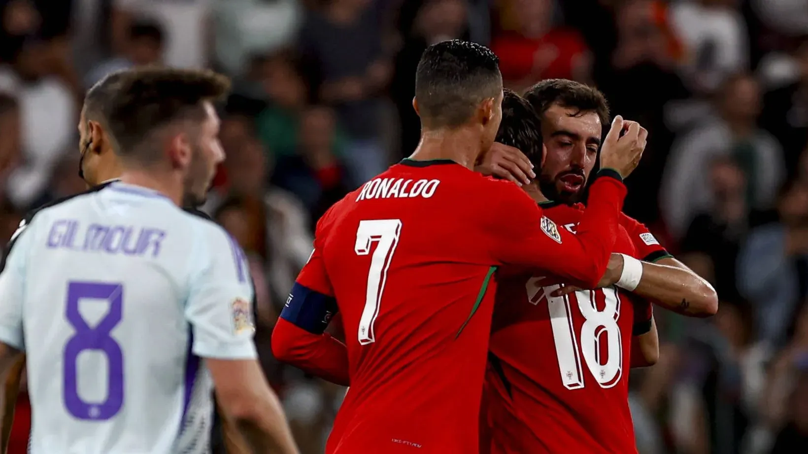 Bruno Fernandes y Cristiano Ronaldo en la celebración del gol del empate de Portugal vs. Escocia. Luego vendría el 2 a 1 para los lusos de la mano de CR7.