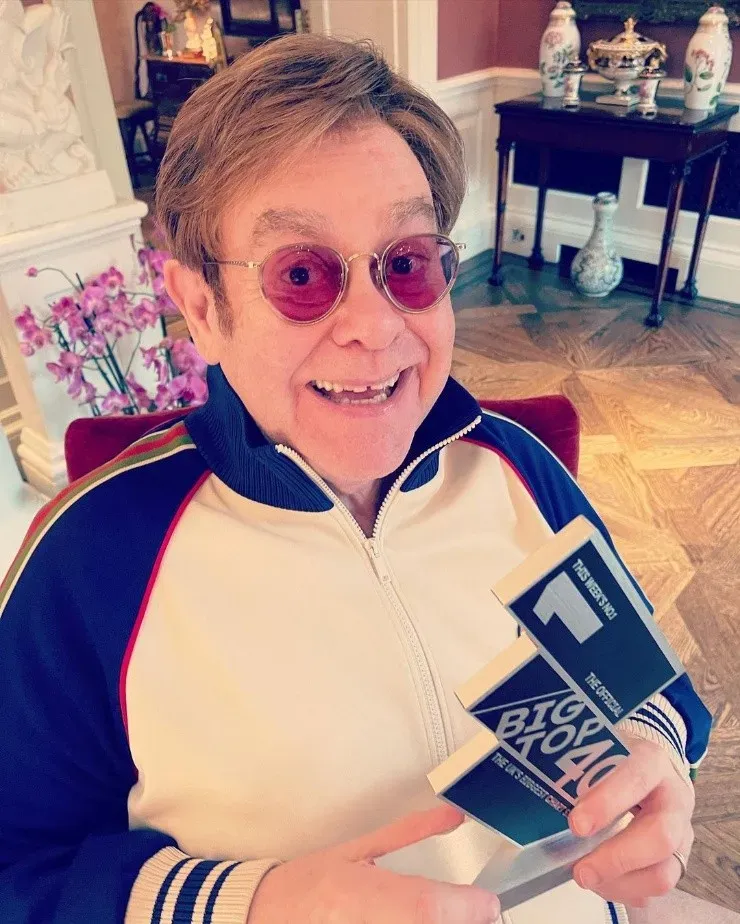 Elton John afirmou que está com o ciclo vacinal completo (Reprodução/Instagram)