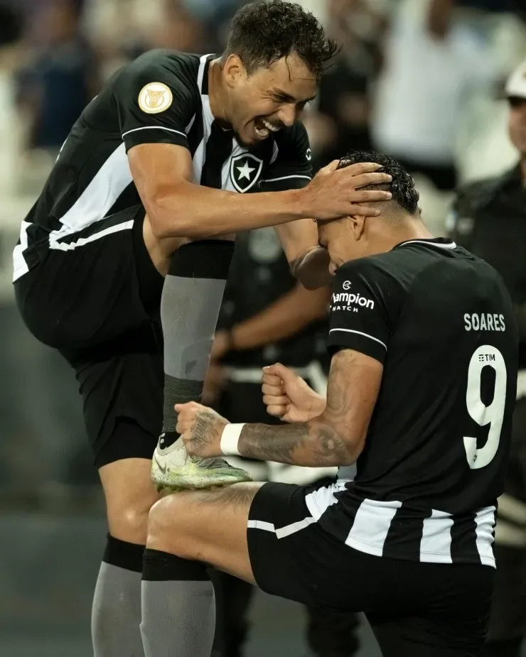 Jorge Rodrigues/AGIF – Eduardo e Tiquinho Soares comemorando gol pelo Botafogo em 2022