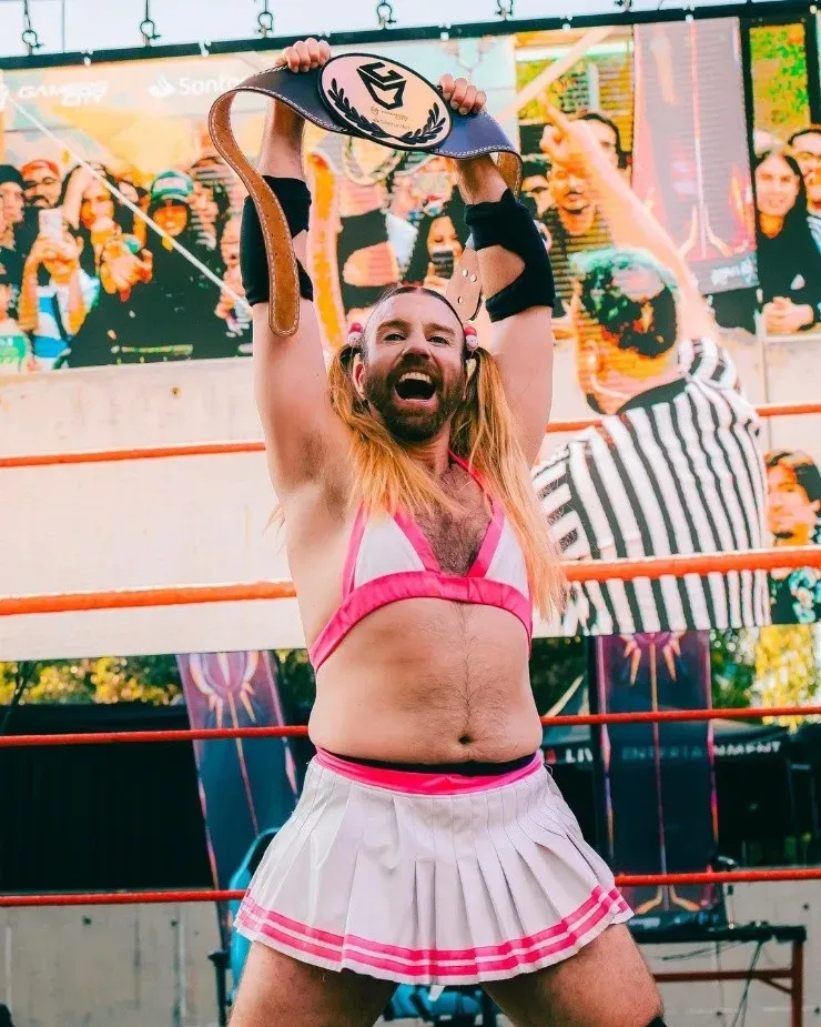 “LadyBeard” derrotó a Pedro Pablo en la lucha libre y se coronó campeón GamersCity 2023. (Foto Bizarro – María Loreto Plaza).