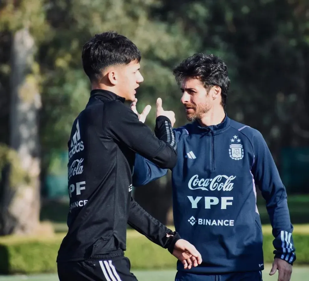 Juan Cruz Meza junto a Pablo Aimar en el Sub 15 (Foto: Prensa AFA)