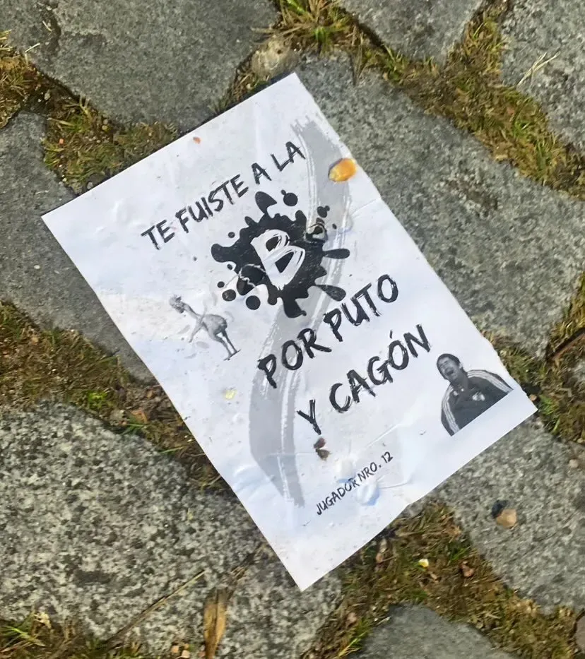 El mensaje que prueba que los hinchas de Boca tiraron maíz (Twitter).