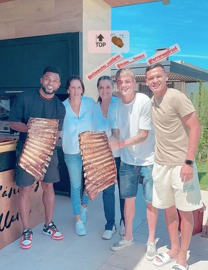 Ana y su socia Mariana junto a Borja, Fonseca y Herrera en uno de los banquetes que organizaron en las últimas semanas.