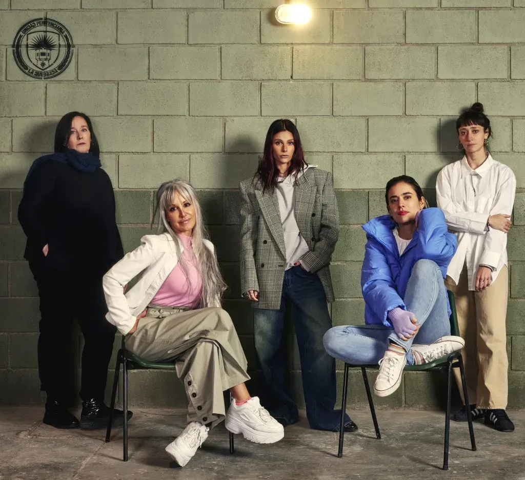 Parte del elenco de En El Barro, la nueva serie de Netflix.
