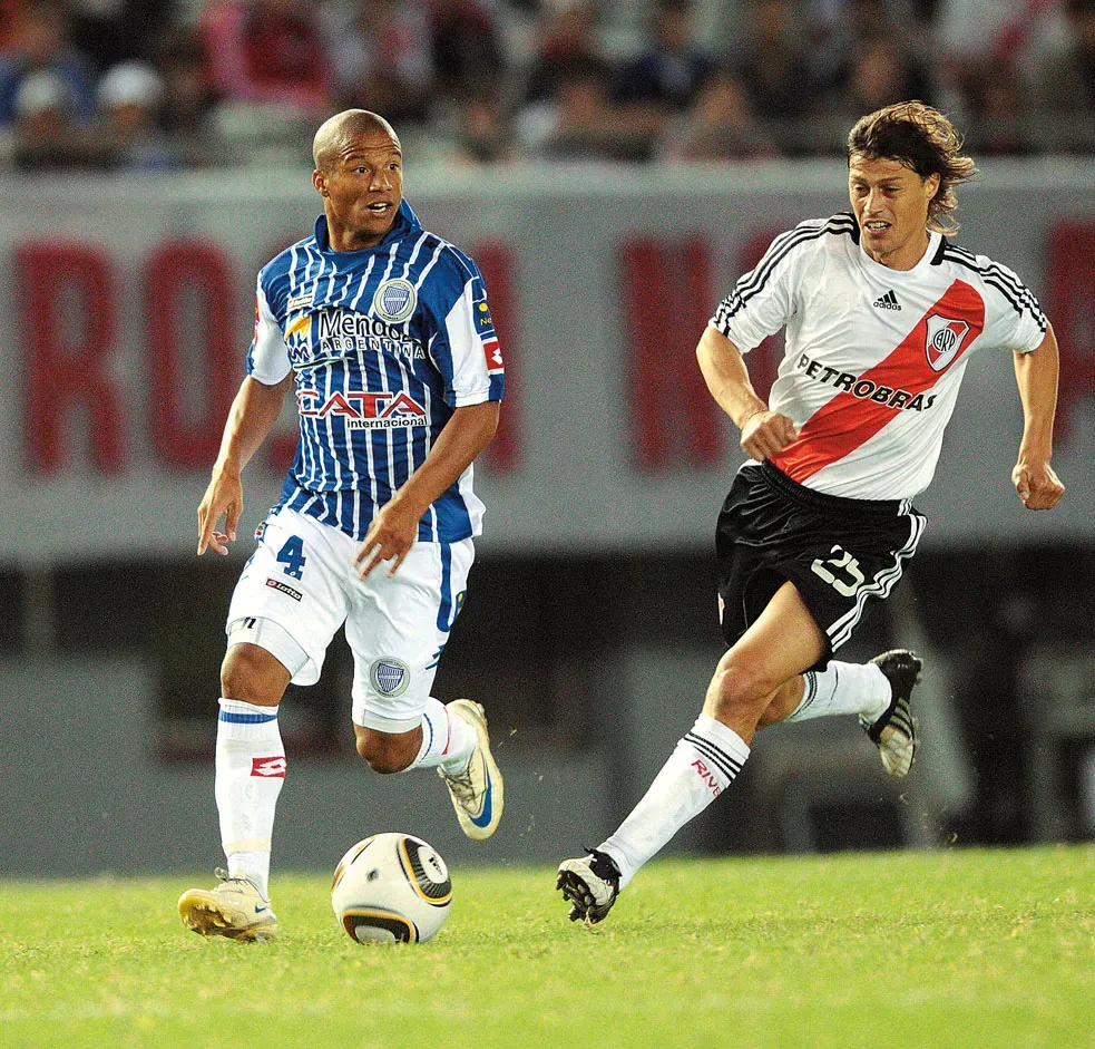 Matias Almeyda y Carlos Sanchez, en un River vs Godoy Cruz del 2010. Foto El Gráfico.