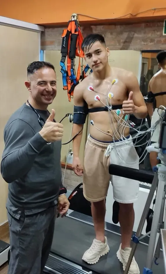 Ian Subiabre junto al médico Martín Bruzzese luego de finalizar el test con el que el jugador de River busca llevar su rendimiento al máximo.