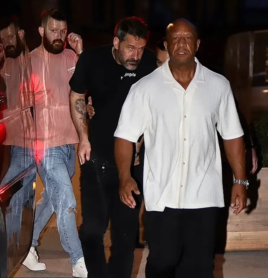 El arquero del City, Scott Carson, fue escoltado fuera del bar en las celebraciones del City. (SplashNews)