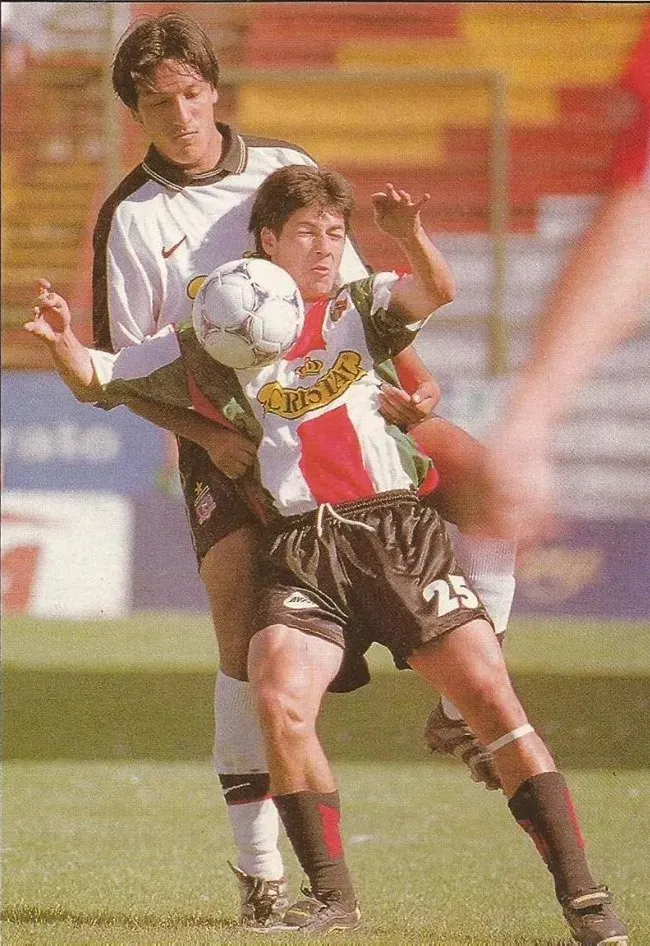 Alejandro Escalona por Colo Colo, marcando a Jaime Valdés en Palestino. | Imagen archivo.