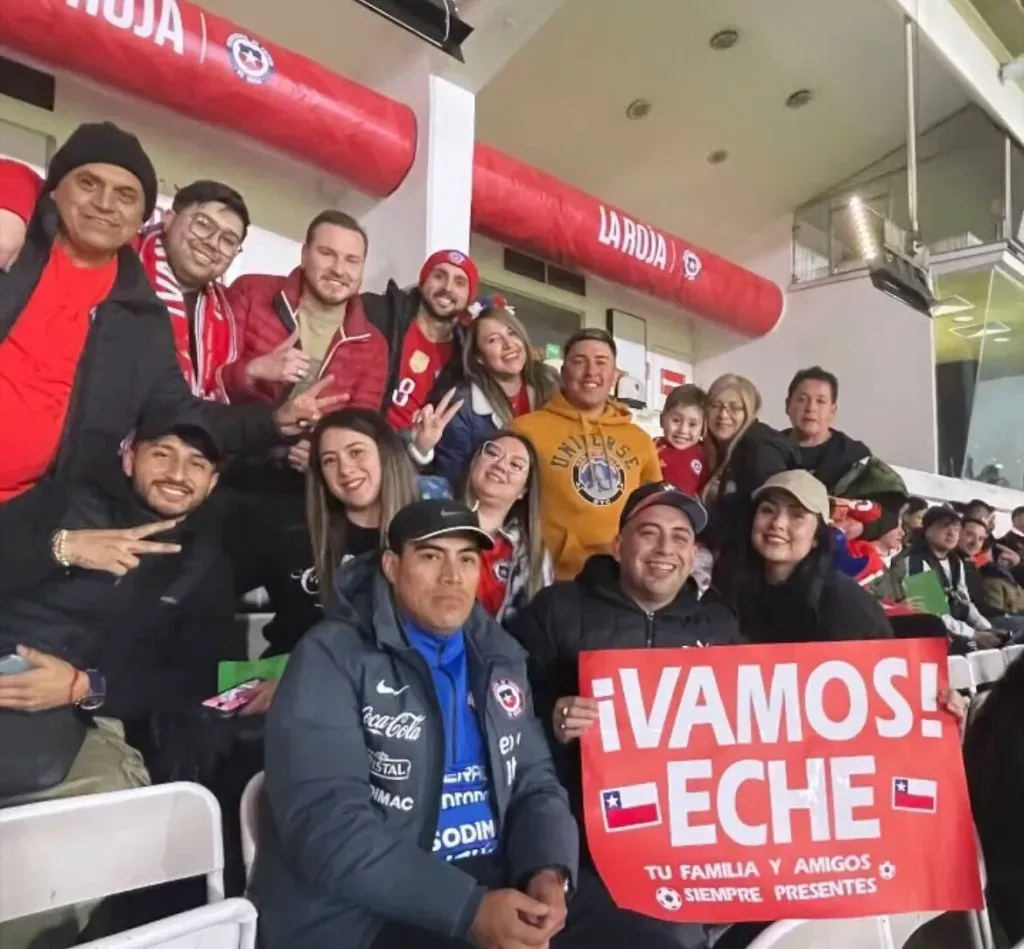 Toda la familia que acompañó a Rodrigo Echeverría en el duelo ante Colombia.