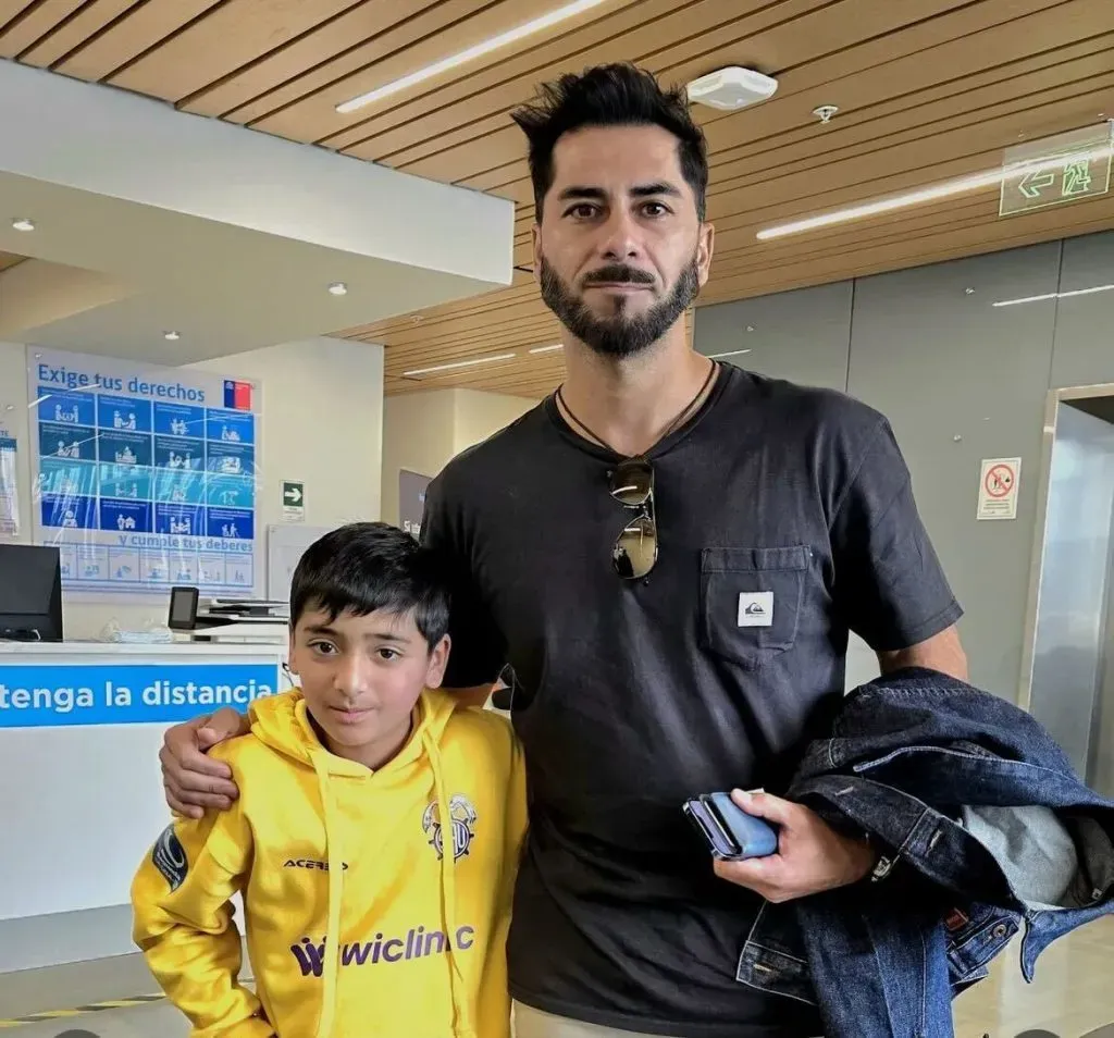 Johnny Herrera con un hincha de San Antonio Unido en una de las visitas a Cristóbal Campos en la clínica.