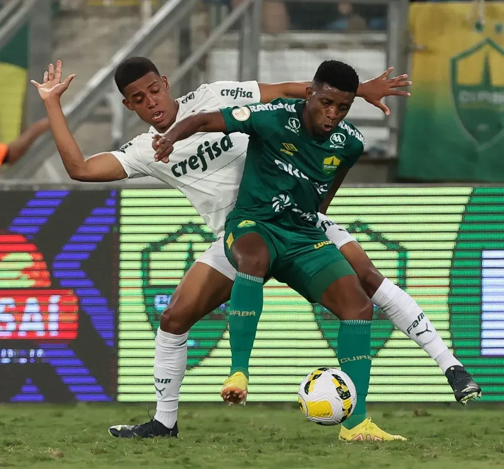 O jogador Vanderlan, da SE Palmeiras, disputa bola com o jogador Jonathan Cafú, do Cuiabá EC, durante partida válida pela trigésima sexta rodada, do Campeonato Brasileiro, Série A, na Arena Pantanal. (Foto: Cesar Greco)