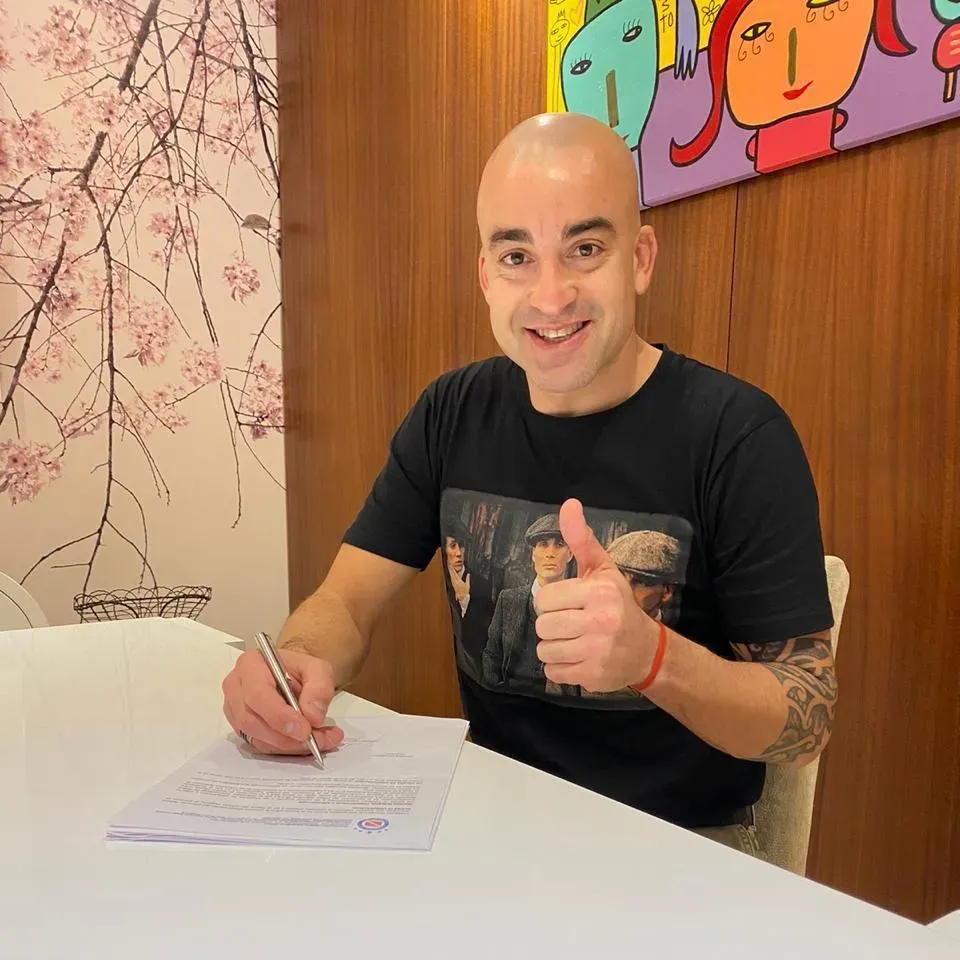 Santiago Silva renovando su vínculo con Argentinos. Foto AAAJ