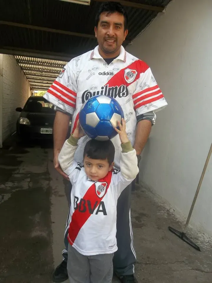 Siempre con los colores de River puestos.