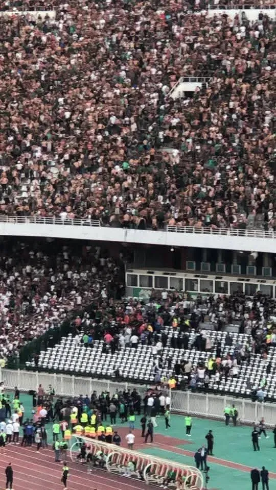 El sector donde la grada del estadio cedió y provocó la caída de más de 70 personas (@NoticieroSLV).