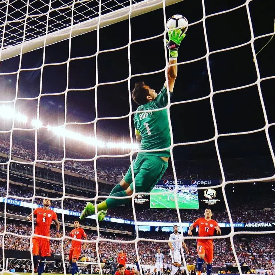 Claudio Bravo y su tapada más icónica con la camiseta de la selección chilena. Crédito: Archivo.