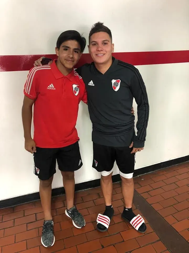 La foto con Juanfer Quintero en el anillo del Estadio Monumental.