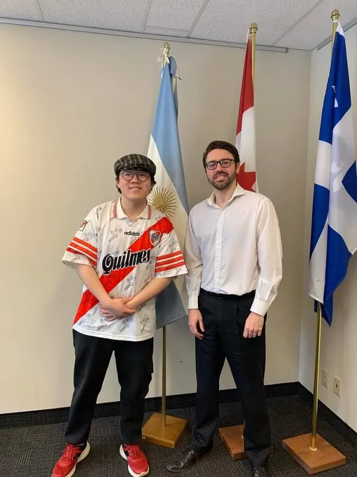 Sam junto al cónsul argentino en Montreal, Canadá.