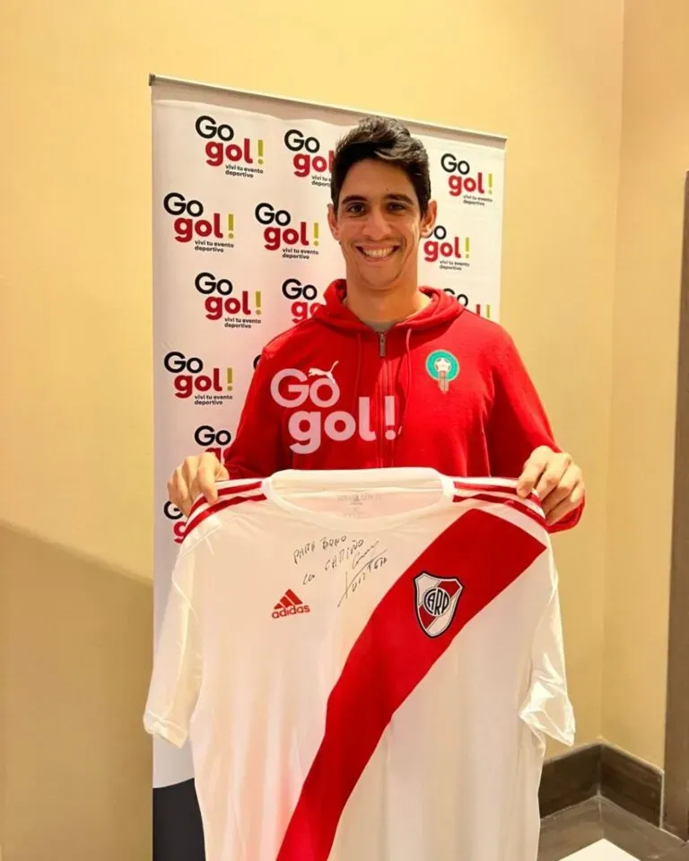 Bono recibió una camiseta firmada por Ortega a fines de 2022.