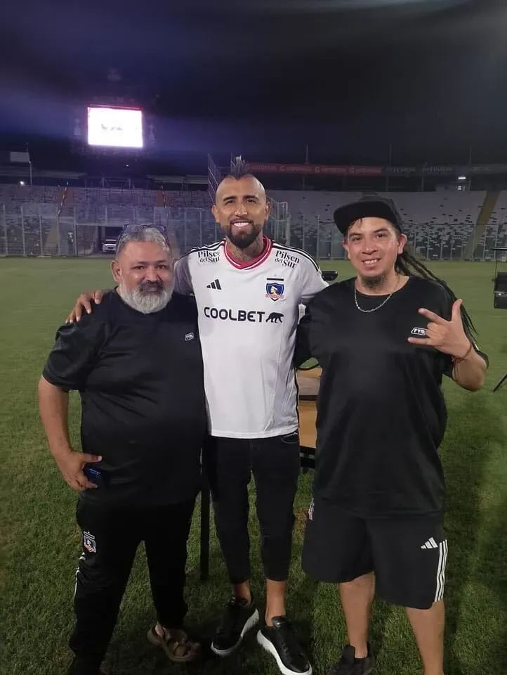 Los profesionales del estampado con Arturo Vidal. Foto: Fútbol y Más Estampados.