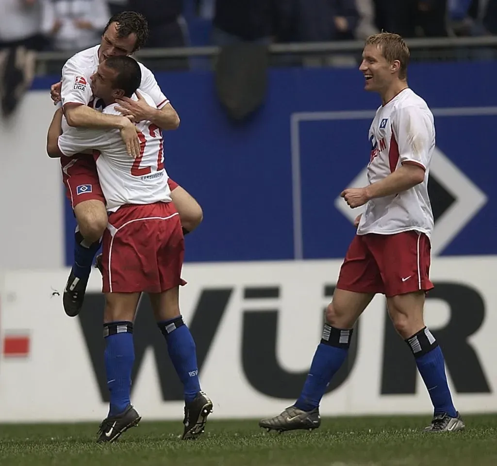 En el Hamburgo, celebrando con Bernardo Romeo. Getty Images.
