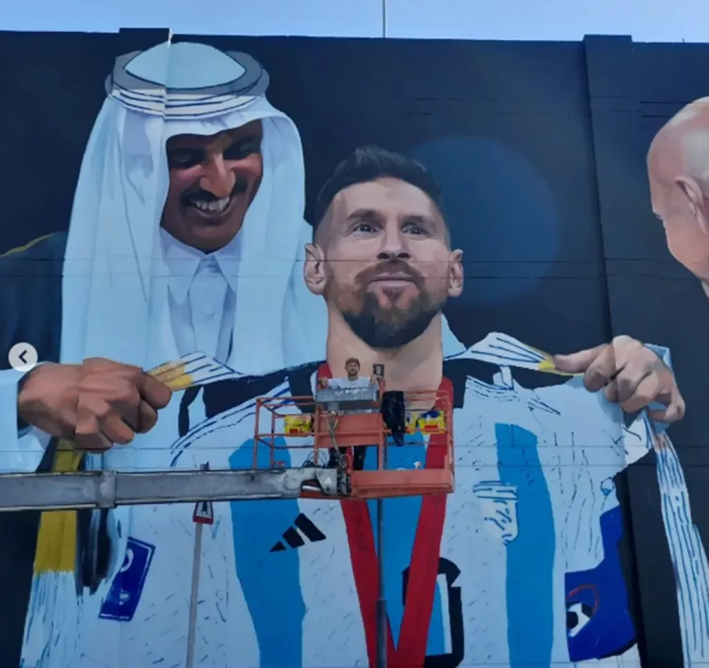 El mural de Messi en Barwa. Foto de la Embajada Argentina en Qatar.