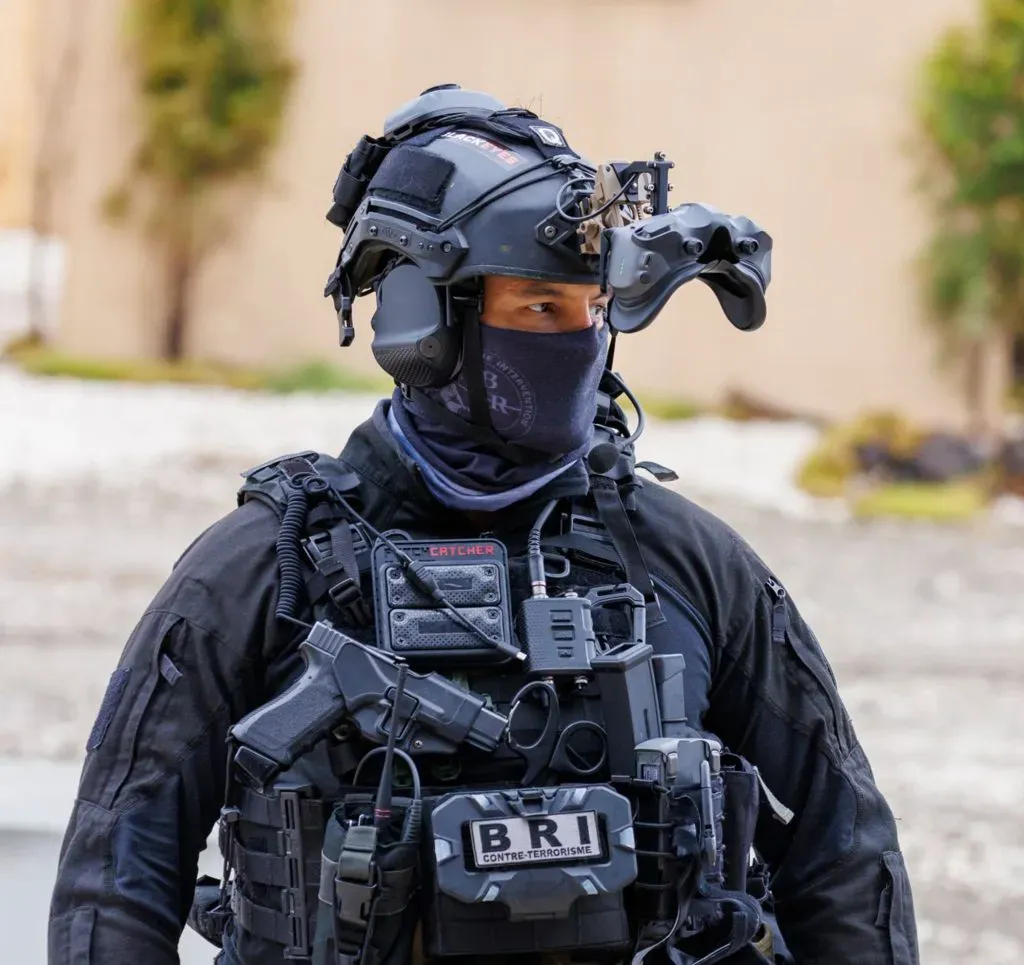 Así está equipada la policía especial que custodia a la delegación israelí.