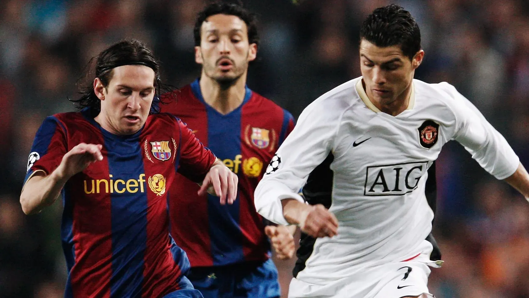 Lionel Messi vs. Cristiano Ronaldo en un duelo por Champions League en 2008. Getty Images.