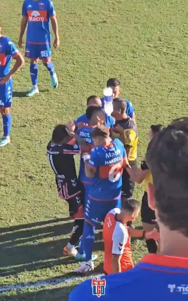 Fernando Brandán ya recibió un impacto con una botella en el inconcluso partido entre Tigre y Chacarita. (Captura).