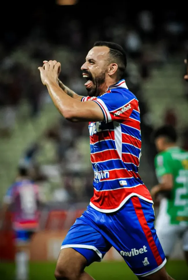 Moisés, jogador do Fortaleza, comemora seu gol durante partida contra o Estudiantes de Mérida no estádio Arena Castelão pelo campeonato Copa Sul-Americana 2023. Foto: Kely Pereira/AGIF