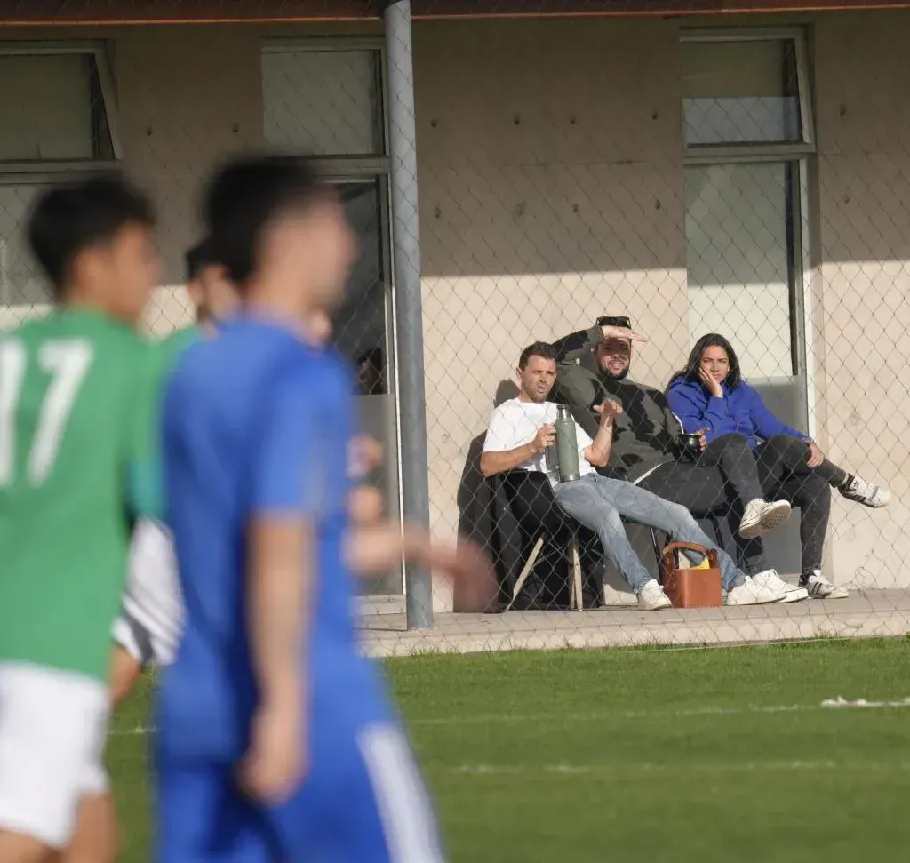 Montillo viendo los partidos de los juveniles de la U en el Centro Deportivo Azul. Foto: Bolavip.