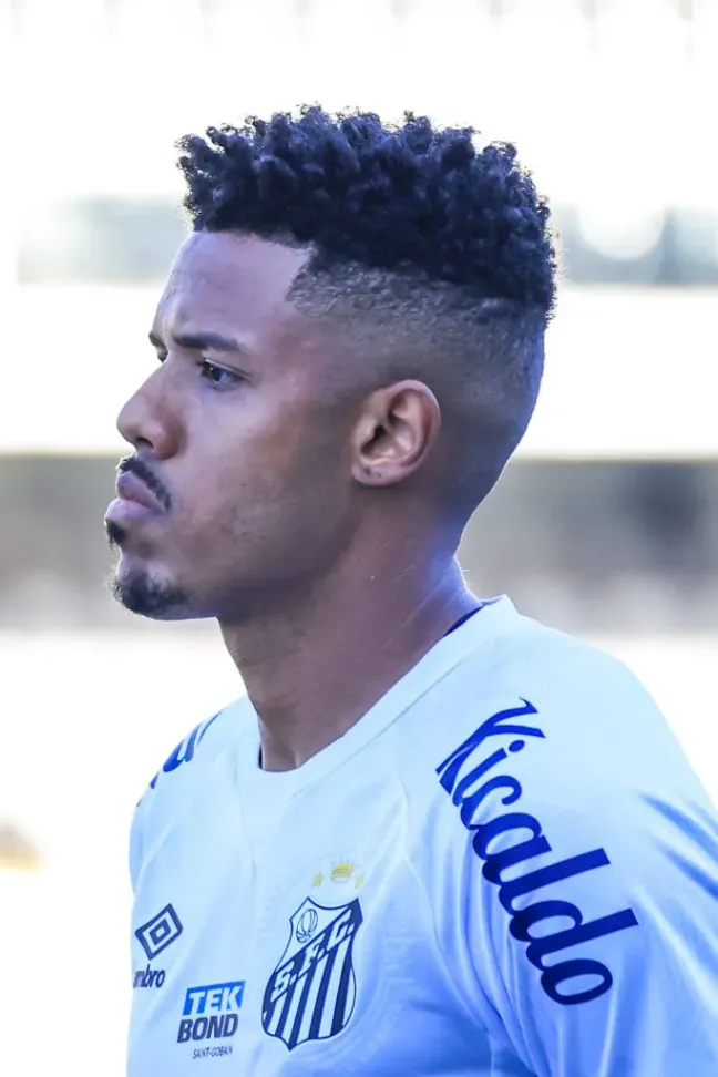 Gabriel Inocêncio, jogador do Santos, durante partida contra o Athletico-PR no estádio Vila Belmiro pelo campeonato Brasileiro A 2023. Foto: Marcello Zambrana/AGIF