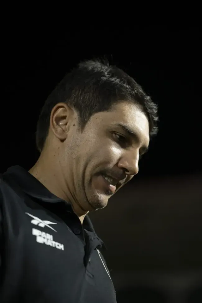 Lúcio Flavio, técnico do Botafogo, durante partida contra o Grêmio no estádio São Januário pelo campeonato Brasileiro A 2023. Foto: Jorge Rodrigues/AGIF