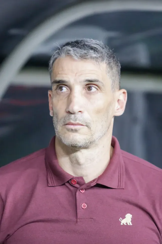 Vojvoda, técnico do Fortaleza, durante partida contra o Palmeiras no estádio Arena Castelão pelo campeonato Brasileiro A 2023. Foto: Lucas Emanuel/AGIF