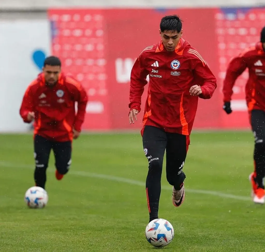 Sánchez siempre cerca de Darío Osorio en la Roja. Foto: Carlos Parra / FFCH