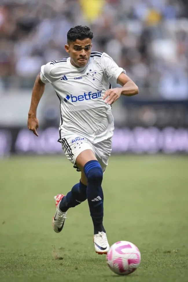 BELO HORIZONTE, BRASIL – OUTUBRO 22: Bruno Rodrigues, do Cruzeiro, controla a bola durante a partida entre Atlético MG e Cruzeiro como parte do Brasileirão 2023 na Arena MRV em 22 de outubro de 2023 em Belo Horizonte, Brasil. (Foto: João Guilherme/Getty Images)