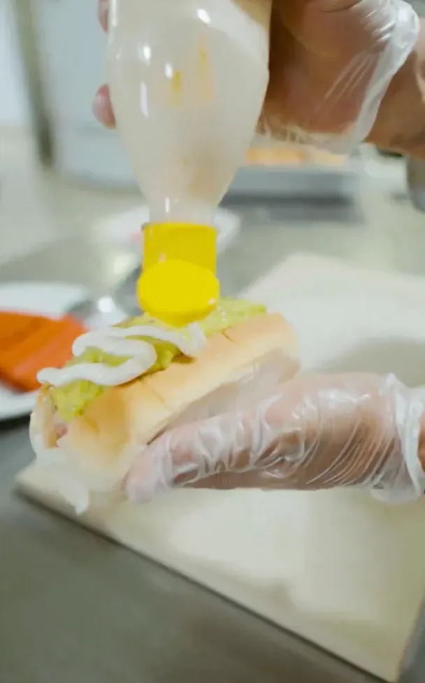 “Mayonesa de leche”, el ingrediente que usó el cocinero de Fortaleza para el “hot-dog chileno”. (Captura Fortaleza EC).